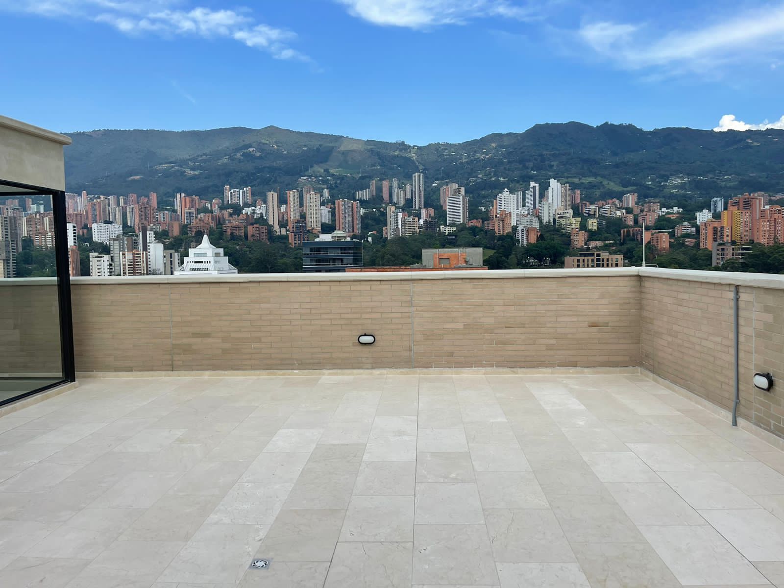 LikeNew TwoLevel El Poblado Penthouse With Private Rooftop Terrace