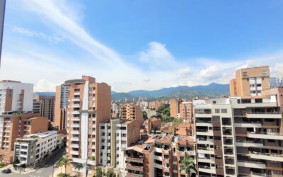 Two-Level Laureles Penthouse In Prime Location – A/C and Fantastic Potential For An Upgrade