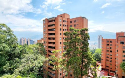 Spacious, Low Cost Per M2 El Poblado Apartment Located Steps From Amsterdam Plaza and Apt For A Remodel