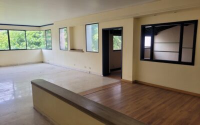 Incredibly Low Cost Per M2 Three Bedroom El Poblado Apartment – Just Outside The Golden Mile and Perfect For A Remodel