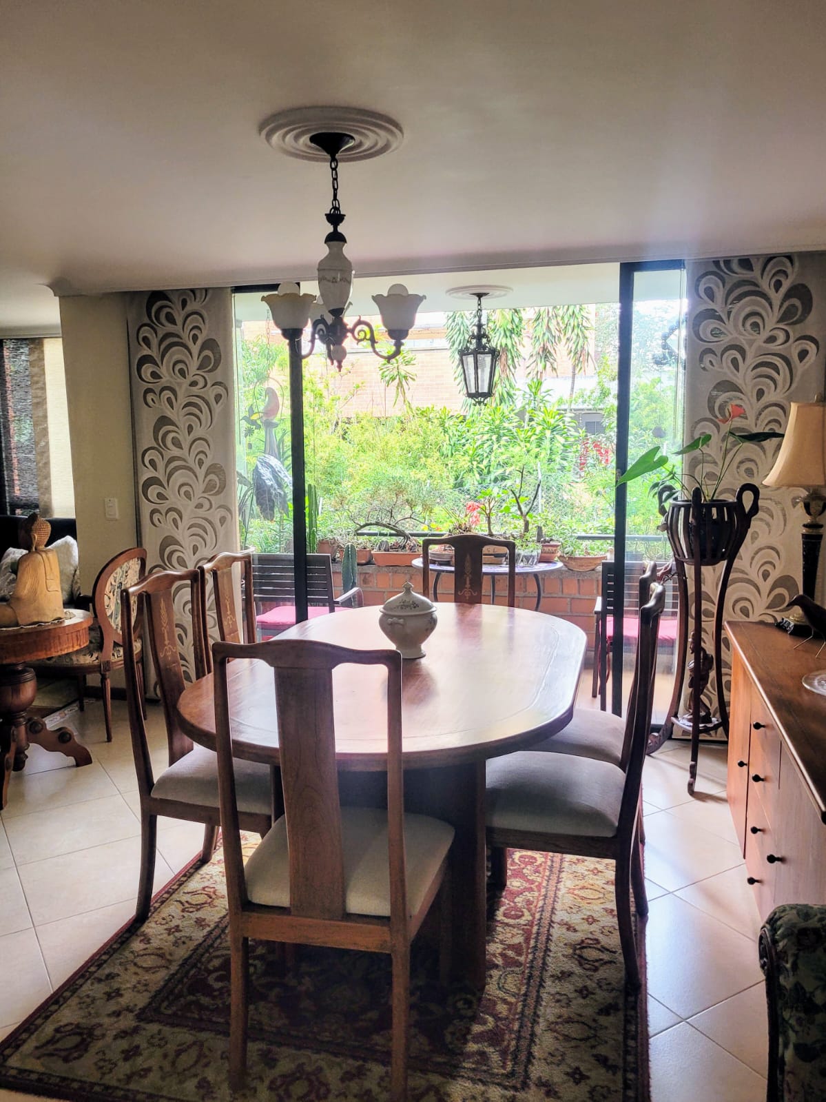 3BR El Poblado Apartment Walkable To The Golden Mile – Updated Kitchen and Bathrooms and Perfect For A Luxury Remodel