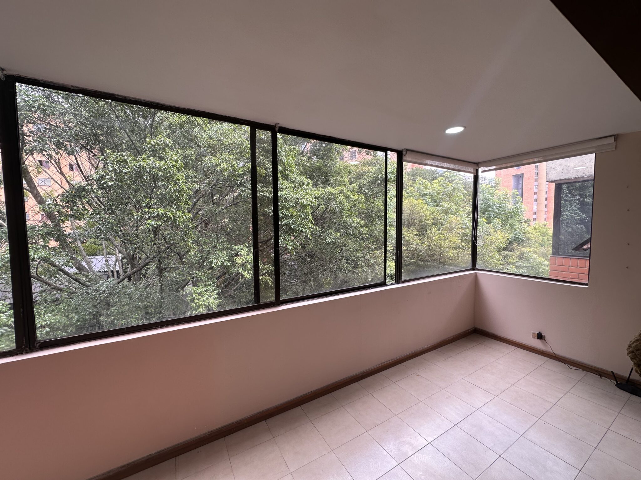 Low Cost Per M2 La Frontera (El Poblado) Three Level Penthouse – Perfect To Remodel