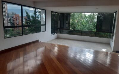 Centrally Located 3BR El Poblado Apartment With Easy Access To Entertainment Zones – Hardwood Flooring, Spacious Balcony, and Green Views