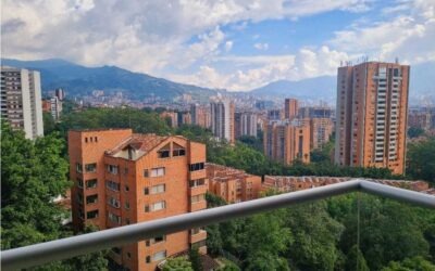 3BR El Poblado Apartment: Renovation Opportunity with Mountain Vistas in Campestre