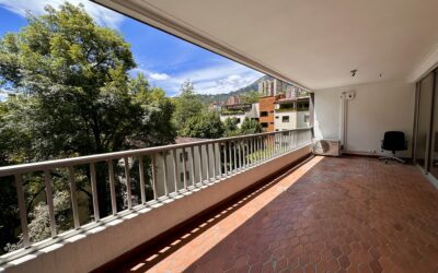 Well-Priced and Walkable To Provenza – Spacious 4BR El Poblado Apartment With Large Balcony, Hardwood Flooring, and A/C