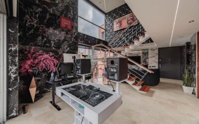 Stunning Two-Level Penthouse With Luxury Finishing’s, A/C, Views, and Perfect Golden Mile Location