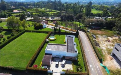 Llanogrande Country House On 0.39 Acres and With Master Bedroom Jacuzzi and Manicured Grounds