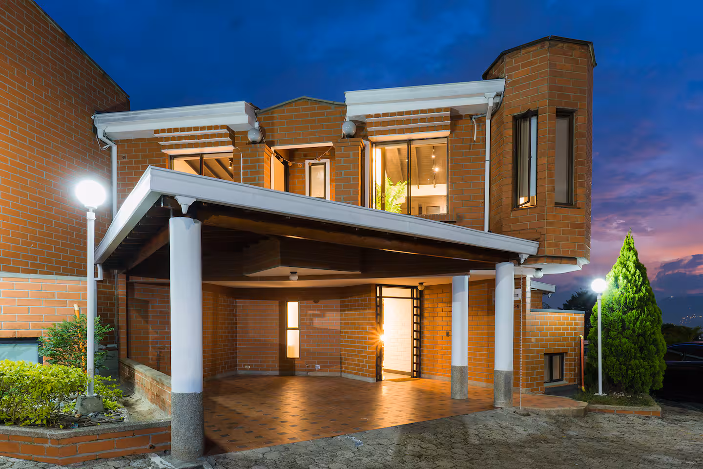 Remodeled Short-Term Rental 5BR House with Jacuzzi in the El Tesoro sector of El Poblado